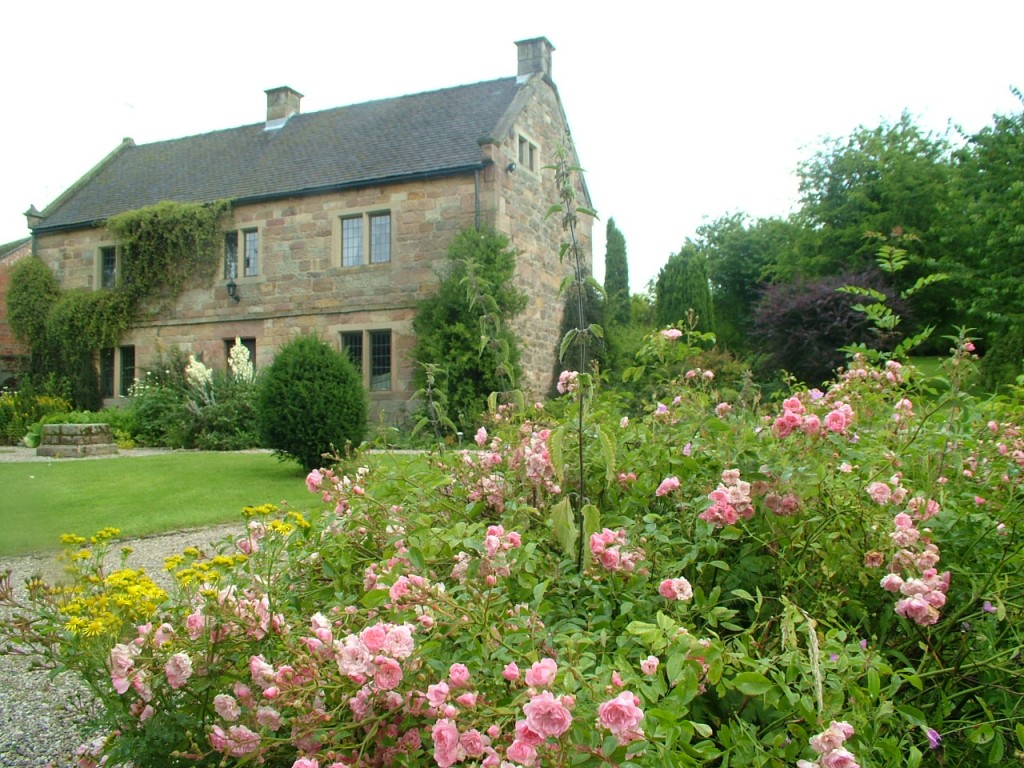 large luxury self catering Derbyshire self catering cottage with hot tub for parties